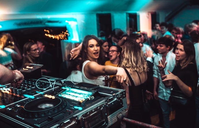 Beziehung mit einem DJ: Fluch oder Segen? Teil 1